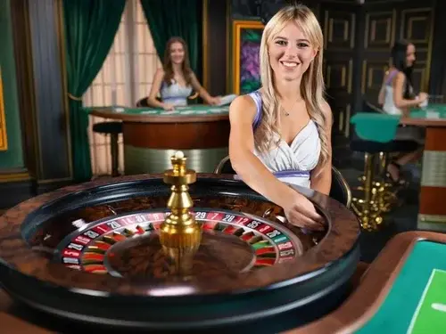 concessionnaire femme sur la bannière  de Casino Extra